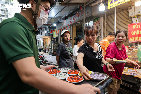 Người Hà Nội xếp hàng cả tiếng chờ mua bánh trôi, bánh chay dịp Tết Hàn thực