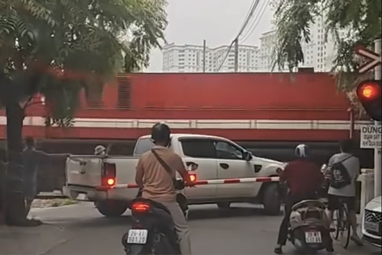 Tài xế bán tải mắc kẹt khi cố tình vượt rào chắn đường sắt bị phạt 5 triệu đồng