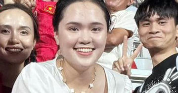 Bà xã Duy Mạnh gây chú ý khi đeo dây chuyền 300 triệu đồng đi cổ vũ chồng