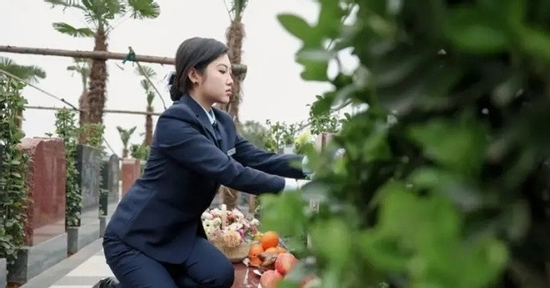 Cô gái 10X du học về làm nghề tảo mộ thuê, nhận lương 15 triệu