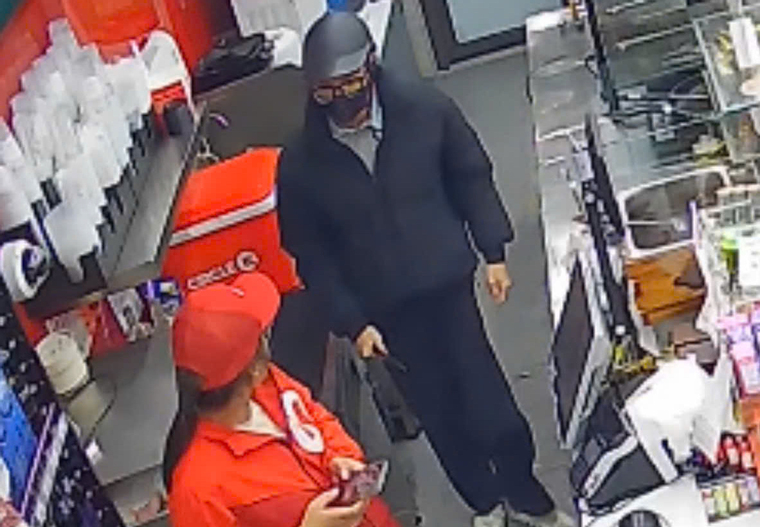 Dí dao doạ nhân viên cửa hàng Circle K, cướp tiền lúc rạng sáng