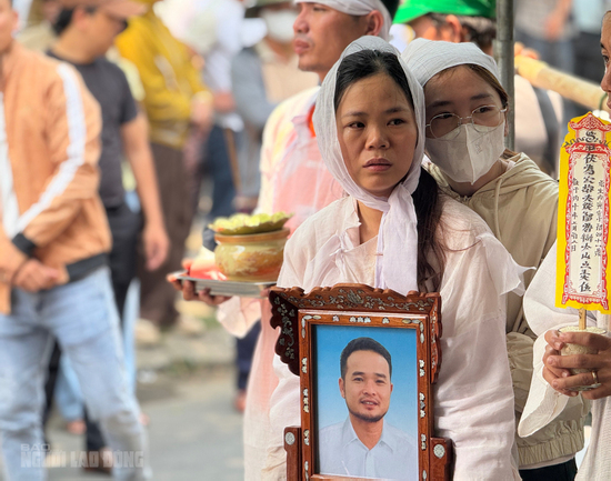 Vụ tài xế taxi bị sát hại tại Quảng Trị: Vợ khóc ngất trong lễ đưa tang chồng