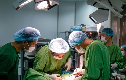 Đau bụng kéo dài, đi khám mới biết mắc cùng lúc 2 khối ung thư