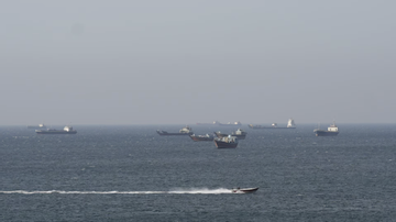 Iran cảnh báo trả đũa sau vụ Mỹ nổ súng, bắt giữ tàu trên eo biển Hormuz