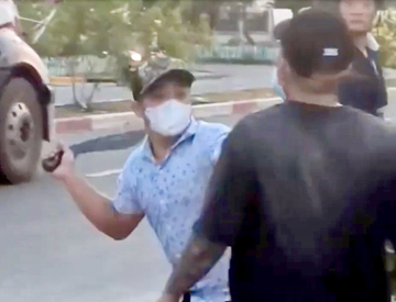 Mâu thuẫn lúc làm việc, nhóm công nhân hẹn nhau 'giải quyết' bằng mã tấu