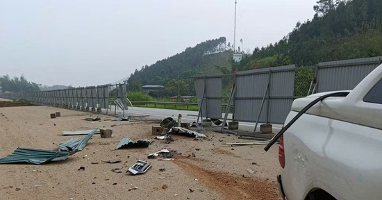 Thiếu tá công an tử vong sau khi ô tô đâm vào rào tôn trên cao tốc