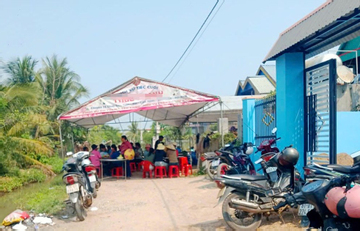 Thương tâm cháu bé 2 tuổi ngã xuống mương nước tử vong