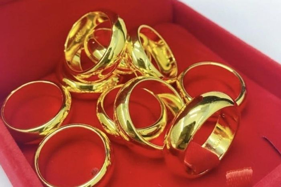Xúc động vì con dâu tặng 5 nhẫn vàng ngày sinh nhật, nhưng mang bán mới 'ngã ngửa'