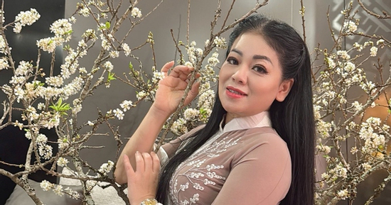 Nhan sắc mặn mà tuổi 50 của 'nữ hoàng nhạc đỏ' là mẹ đơn thân nuôi 4 con