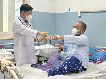 Tắm ngay sau khi đi nắng về, người đàn ông đột ngột nhồi máu não