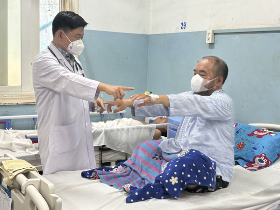 Tắm ngay sau khi đi nắng về, người đàn ông đột ngột nhồi máu não