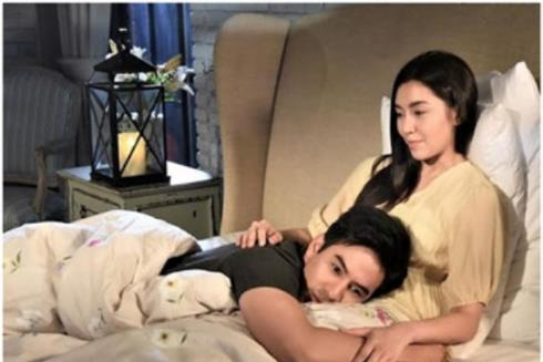 Tình cờ chạm mặt người yêu cũ sau 5 năm, câu nói của anh khiến tôi 'nằm ôm chồng mà lòng dậy sóng'