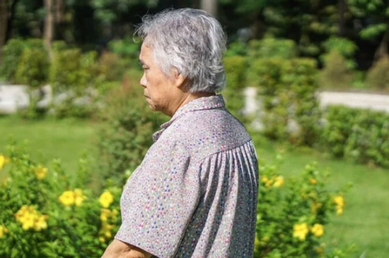 Tuổi già vẫn đi làm đưa con 27 triệu mỗi tháng, cụ bà nhận lại nỗi tủi thân khó nói