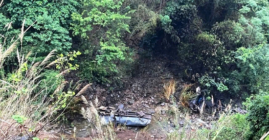 Xe bồn lao xuống vực sâu 100m, tài xế văng khỏi cabin tử vong tại chỗ