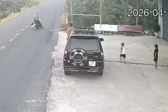 Bé trai đá bóng ra đường gây chết người, trách nhiệm thuộc về ai?