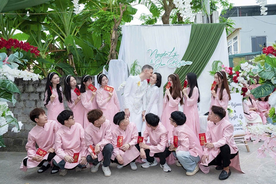 Đến Việt Nam giúp mẹ tìm lại học trò cũ, chàng trai Đức cưới được vợ như ý