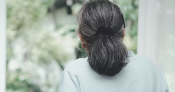 Tuổi già có tiền nhưng không bình yên: Cụ bà bật khóc khi 3 con tranh nhau đón về nuôi