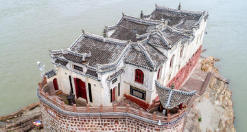 Bí ẩn ngôi đền hơn 700 năm giữa sông Trường Giang, lặng lẽ ẩn hiện theo mùa nước