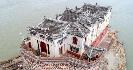 Bí ẩn ngôi đền hơn 700 năm giữa sông Trường Giang, lặng lẽ ẩn hiện theo mùa nước