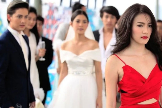 Cùng chồng tới dự đám cưới chồng cũ, thấy mặt cô dâu của anh, tôi đứng không vững