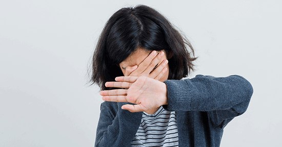 Nỗi ám ảnh kinh hoàng của cô gái bị người trạc tuổi bố xâm hại