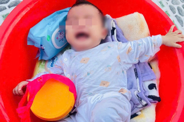 Xót xa: Phát hiện bé gái 6 tháng tuổi bị bỏ rơi trước nhà dân ở TP.HCM