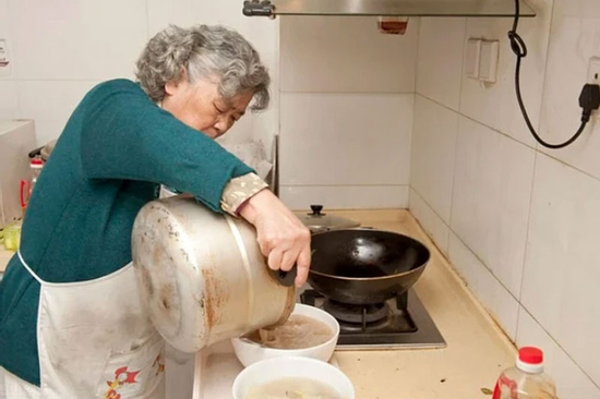 15 năm làm giúp việc cho ông chủ giàu có, ngày nghỉ việc tôi bật khóc khi mở túi quà