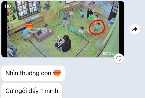 Camera giám sát ghi cảnh con đi mẫu giáo ngồi 1 mình, bố nhắn cho mẹ nói xót con thì bị chỉ ra 