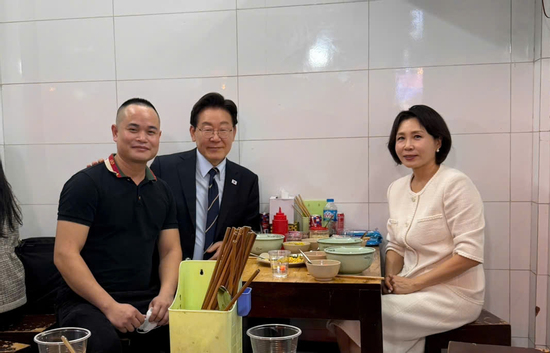 Chủ quán phở đón Tổng thống Hàn Quốc: 'Cả đêm qua tôi hạnh phúc không ngủ nổi'