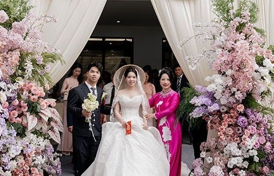 Cô gái Thái Nguyên lấy chồng nhà đối diện, 100 người xếp hàng đón nhà trai