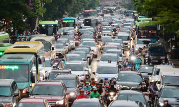 Người dân ùn ùn rời Hà Nội nghỉ lễ Giỗ Tổ, các trục cửa ngõ ùn ứ kéo dài