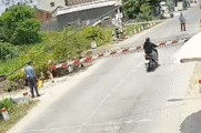 Thông tin bất ngờ về người bị nhân viên đường sắt đá khi tông gãy gác chắn tàu