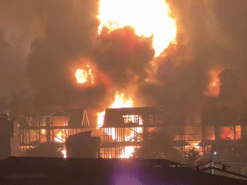 Hà Nội: Kho xưởng ở Đông Anh bốc cháy dữ dội