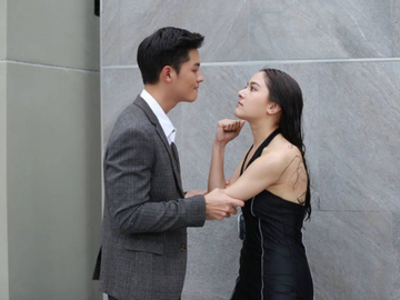 Từng khinh vợ cũ không làm ra tiền, 3 năm sau tôi muối mặt khi thấy cô ấy bước ra từ xế hộp, tay cầm thứ này