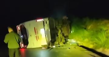 Xe khách chở 39 người lật trong đêm