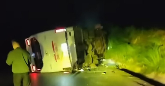 Xe khách chở 39 người lật trong đêm