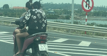 Hai phụ nữ 'đầu trần' lạng lách xe máy trên cao tốc, người ngồi sau ôm búp bê