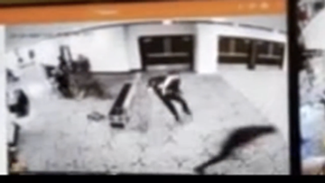 Video khoảnh khắc sát thủ chạy xuyên hàng rào mật vụ Mỹ, lao vào tiệc có ông Trump