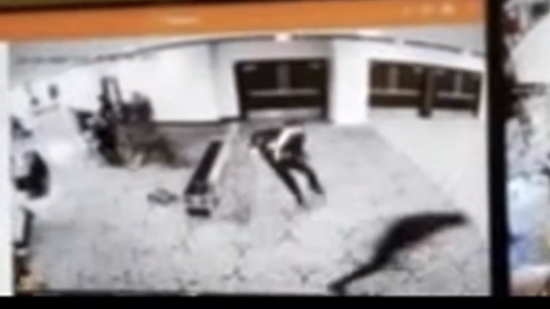 Video khoảnh khắc sát thủ chạy xuyên hàng rào mật vụ Mỹ, lao vào tiệc có ông Trump