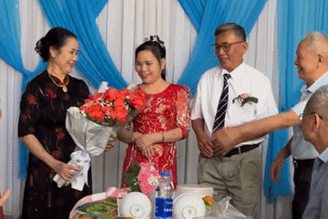 Chú rể 71 tuổi cưới cô dâu 66 tuổi ở Lào Cai, 11 con làm cỗ ăn mừng