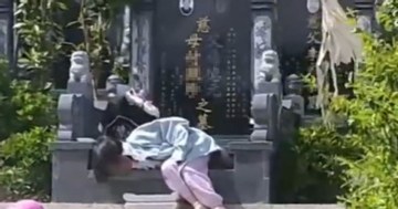 Cô bé nhất quyết không về nhà, đòi ngủ cạnh mộ ông bà khiến nhiều người nghẹn lòng