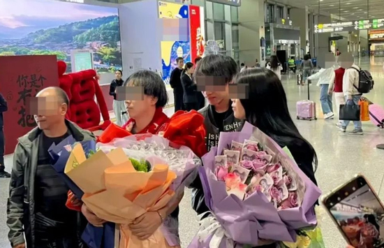 Tưởng đã mất con mãi mãi, cha mẹ vỡ òa khi gặp lại sau hơn hai thập kỷ xa cách