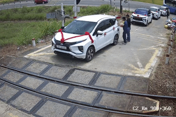 Xe đám cưới cố vượt gác chắn, mắc kẹt sát đường ray khi tàu sắp đến