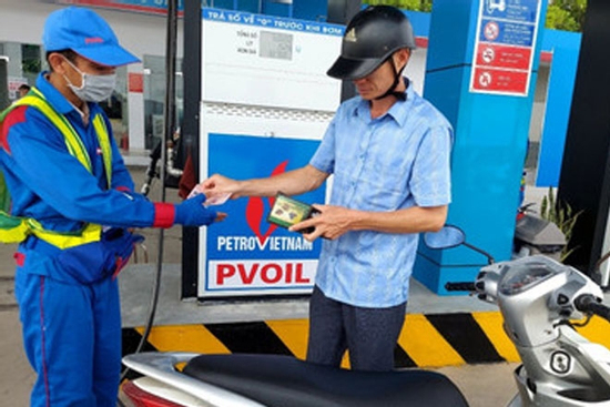 Giá xăng dầu hôm nay 28/4: Xăng trong nước đã hạ hơn 8.200 đồng/lít từ đỉnh