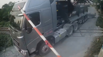 Ô tô đầu kéo liều lĩnh vượt rào chắn đường sắt khi đèn đỏ