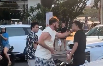 Sau va chạm giao thông, người đàn ông nước ngoài tát vào mặt tài xế ô tô