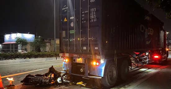 Tông vào ô tô dừng trên đường cấm, người đàn ông tử vong