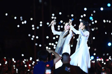 Bỏ câu hát 'lúa chín không cúi đầu', Cẩm Ly-Hòa Minzy trình diễn lời mới ở concert quốc gia