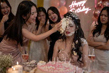 Bôi bánh kem lên mặt chủ nhân tiệc sinh nhật, thô lỗ vậy sao gọi là đùa vui