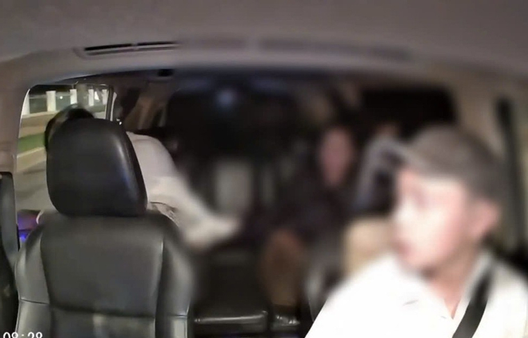 Clip ghi cảnh người đàn ông Trung Quốc mở cửa nhảy khỏi ô tô đang chạy